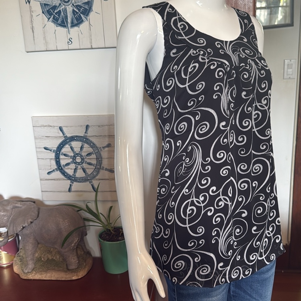 NWT northern reflections size small Black and White Swirl Pattern Women's Top